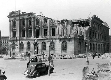 Break-up_08Filiale Frankfurt, Roßmarkt um 1945_390